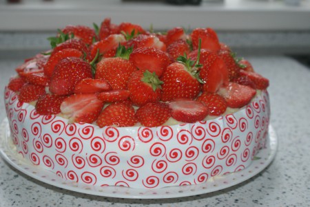 lekker aardbeien taart met banketbakkersroom